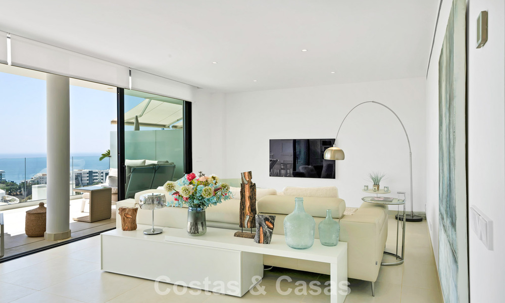 Appartement de luxe avec vue sur les montagnes et la mer, à vendre dans un complexe au style de vie avant-gardiste à Fuengirola, Costa del Sol 782107