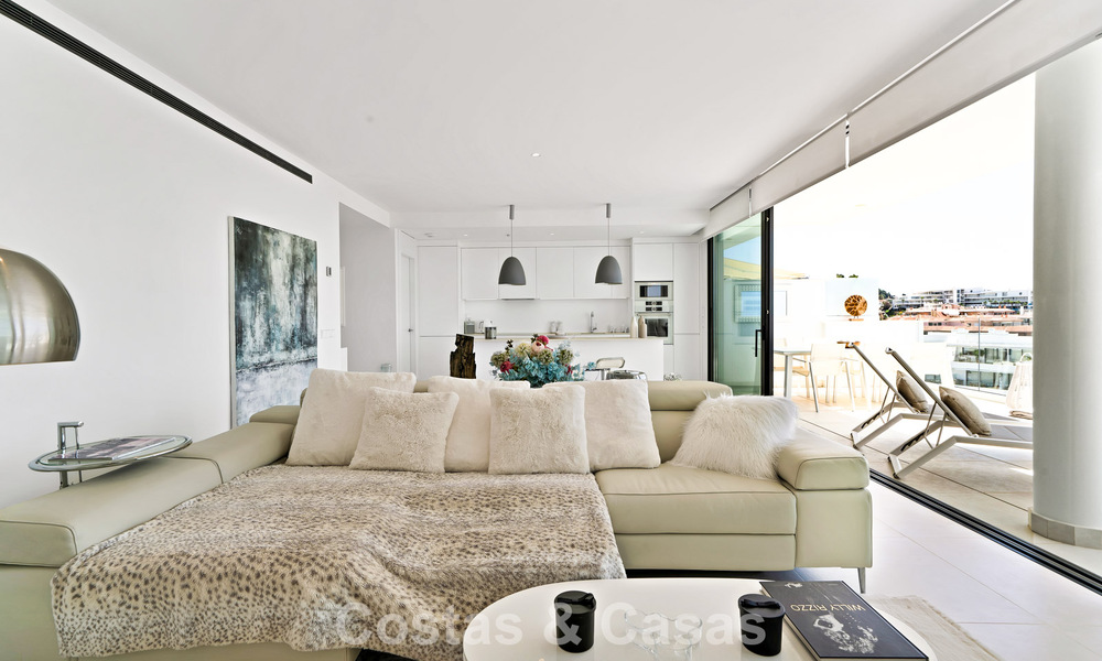 Appartement de luxe avec vue sur les montagnes et la mer, à vendre dans un complexe au style de vie avant-gardiste à Fuengirola, Costa del Sol 782111