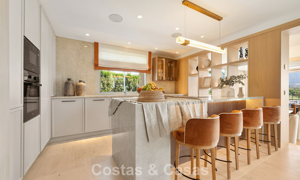 Villa de luxe, prête à emménager et élégamment rénovée, à vendre au cœur de la Vallée des Golfs de Nueva Andalucia, Marbella 783164
