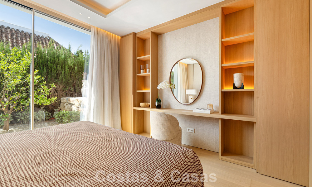 Villa de luxe, prête à emménager et élégamment rénovée, à vendre au cœur de la Vallée des Golfs de Nueva Andalucia, Marbella 783176