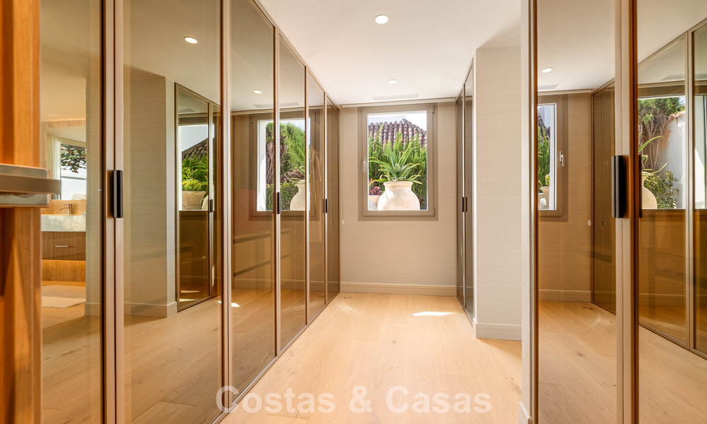 Villa de luxe, prête à emménager et élégamment rénovée, à vendre au cœur de la Vallée des Golfs de Nueva Andalucia, Marbella 783179