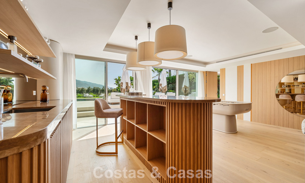 Villa de luxe, prête à emménager et élégamment rénovée, à vendre au cœur de la Vallée des Golfs de Nueva Andalucia, Marbella 783190