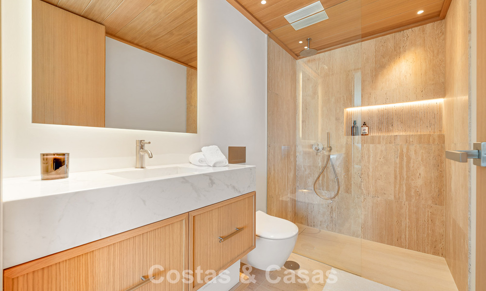 Villa de luxe, prête à emménager et élégamment rénovée, à vendre au cœur de la Vallée des Golfs de Nueva Andalucia, Marbella 783194