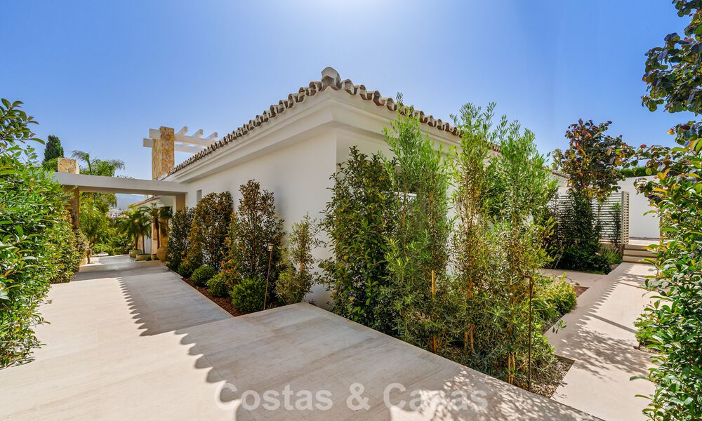 Villa de luxe, prête à emménager et élégamment rénovée, à vendre au cœur de la Vallée des Golfs de Nueva Andalucia, Marbella 783197