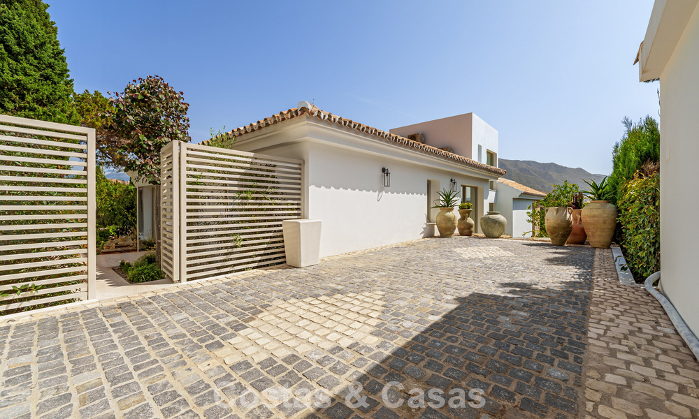 Villa de luxe, prête à emménager et élégamment rénovée, à vendre au cœur de la Vallée des Golfs de Nueva Andalucia, Marbella 783199