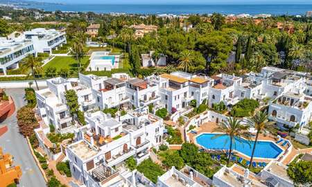 Duplex penthouse prêt à emménager à vendre dans une résidence sécurisée à Rio Verde - Nueva Andalucia, Marbella 782200