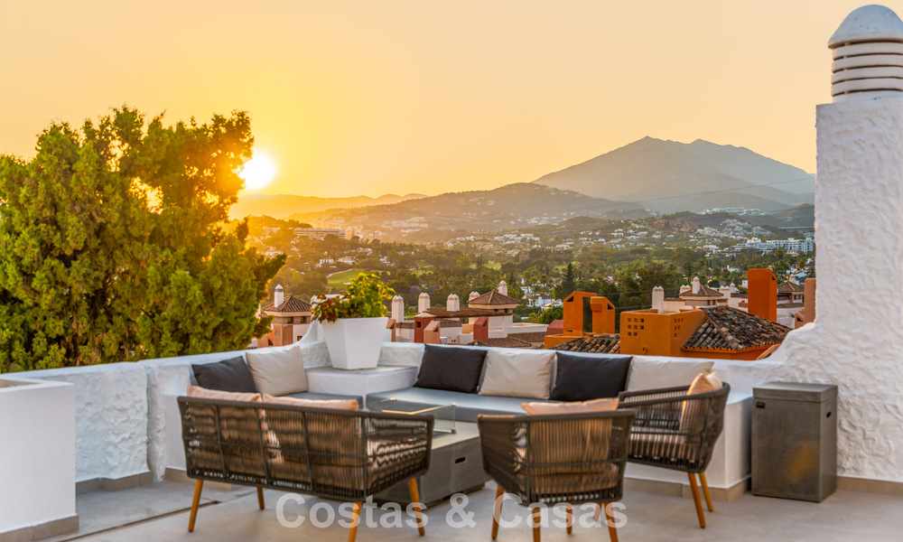 Duplex penthouse prêt à emménager à vendre dans une résidence sécurisée à Rio Verde - Nueva Andalucia, Marbella 782209