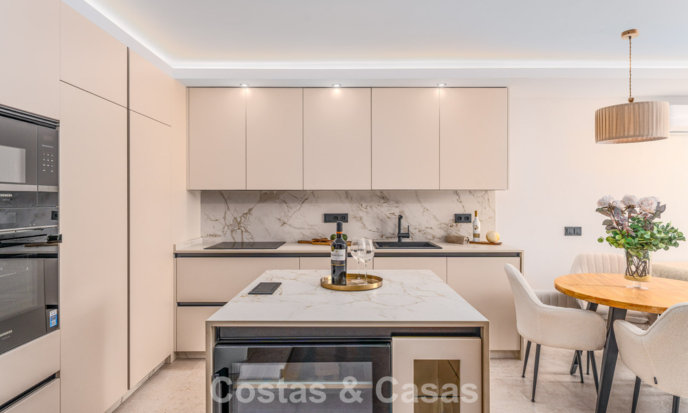 Duplex penthouse prêt à emménager à vendre dans une résidence sécurisée à Rio Verde - Nueva Andalucia, Marbella 782224