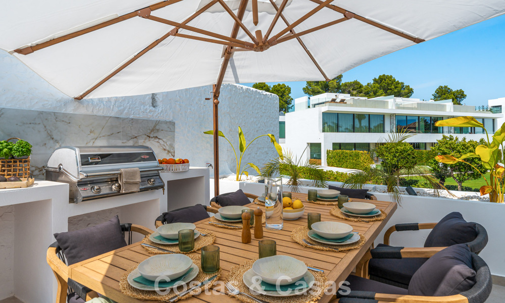 Duplex penthouse prêt à emménager à vendre dans une résidence sécurisée à Rio Verde - Nueva Andalucia, Marbella 782231