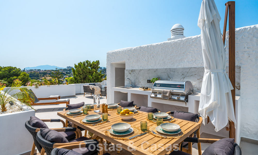 Duplex penthouse prêt à emménager à vendre dans une résidence sécurisée à Rio Verde - Nueva Andalucia, Marbella 782234