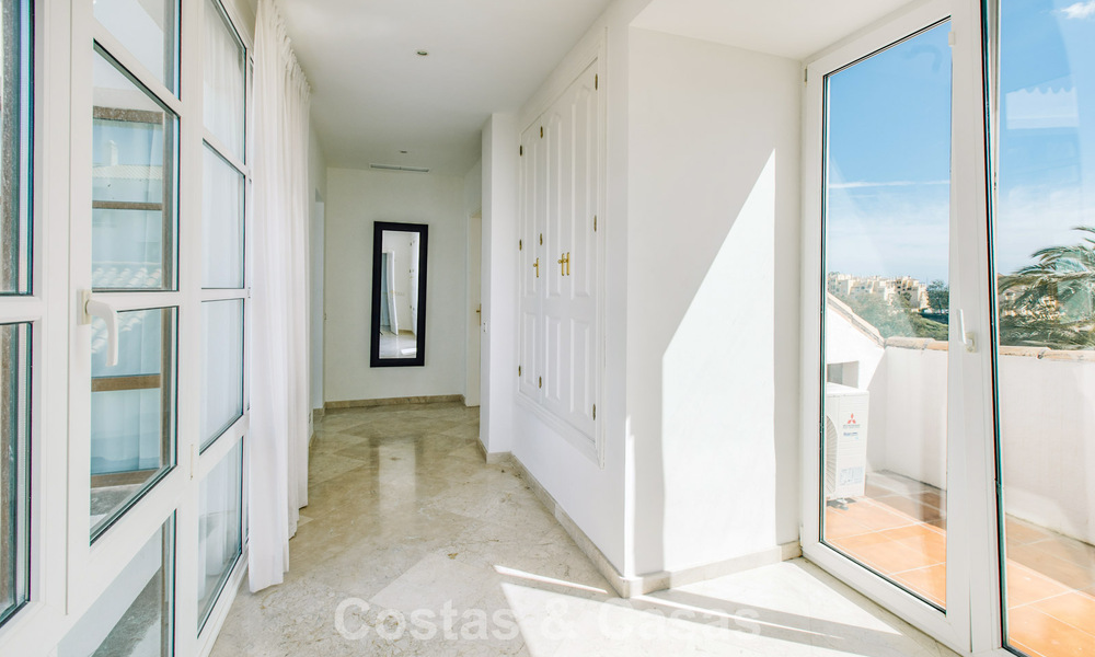 Villa méditerranéenne prête à emménager à vendre dans un complexe de golf sécurisé sur le New Golden Mile, entre Marbella et Estepona 782187