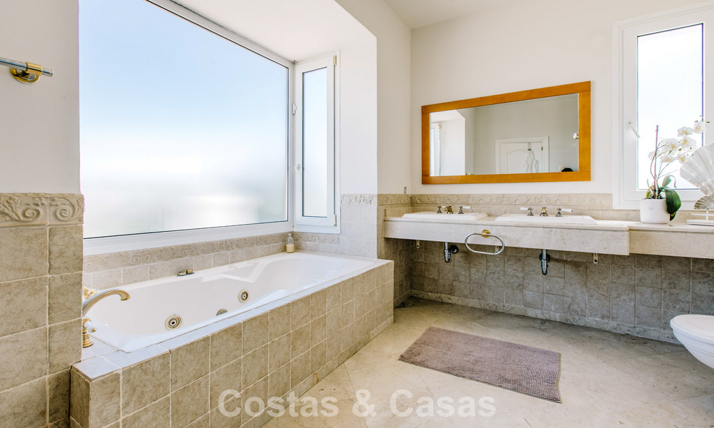 Villa méditerranéenne prête à emménager à vendre dans un complexe de golf sécurisé sur le New Golden Mile, entre Marbella et Estepona 782190