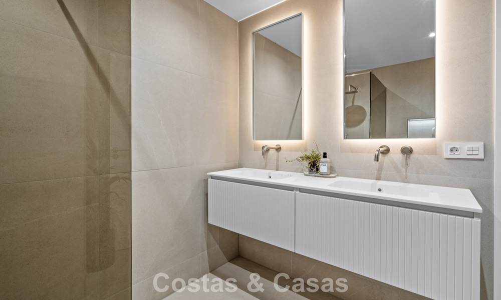 Appartement de 3 chambres prêt à emménager dans un complexe de golf en première ligne à Nueva Andalucia, Marbella 782276