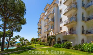 Duplex penthouse avec vue mer à vendre dans une résidence sécurisée en bord de mer à Puerto Banús, Marbella 782236 