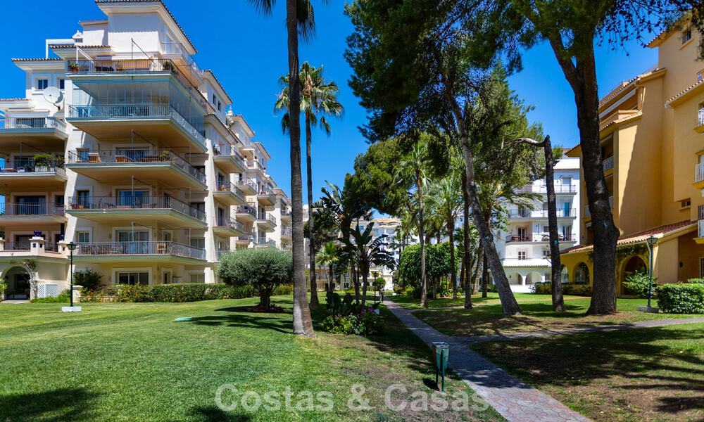 Duplex penthouse avec vue mer à vendre dans une résidence sécurisée en bord de mer à Puerto Banús, Marbella 782238