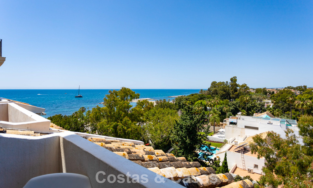 Duplex penthouse avec vue mer à vendre dans une résidence sécurisée en bord de mer à Puerto Banús, Marbella 782240