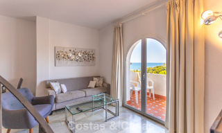 Duplex penthouse avec vue mer à vendre dans une résidence sécurisée en bord de mer à Puerto Banús, Marbella 782242 