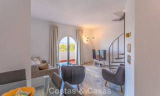 Duplex penthouse avec vue mer à vendre dans une résidence sécurisée en bord de mer à Puerto Banús, Marbella 782243 