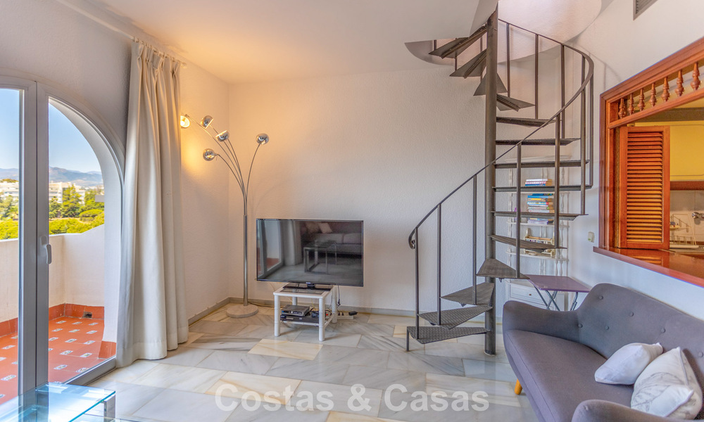 Duplex penthouse avec vue mer à vendre dans une résidence sécurisée en bord de mer à Puerto Banús, Marbella 782245