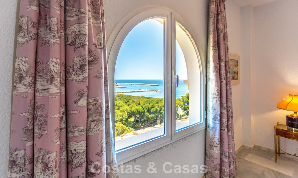 Duplex penthouse avec vue mer à vendre dans une résidence sécurisée en bord de mer à Puerto Banús, Marbella 782247