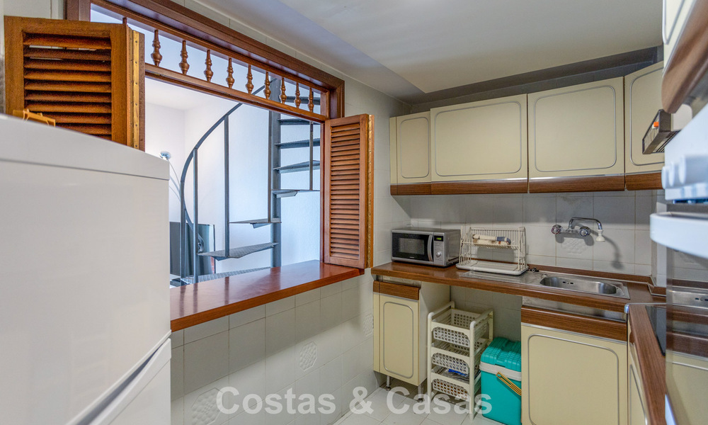 Duplex penthouse avec vue mer à vendre dans une résidence sécurisée en bord de mer à Puerto Banús, Marbella 782248