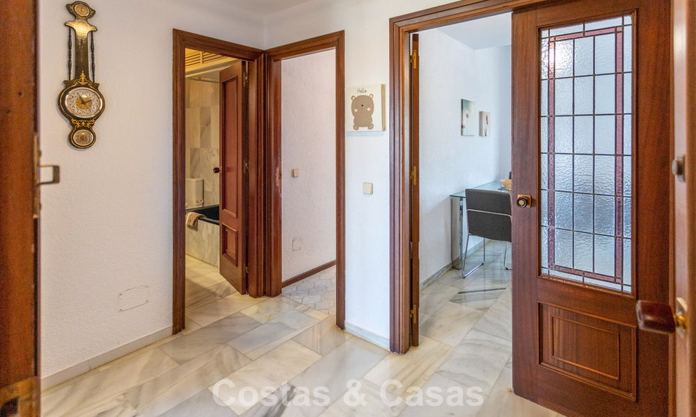 Duplex penthouse avec vue mer à vendre dans une résidence sécurisée en bord de mer à Puerto Banús, Marbella 782249