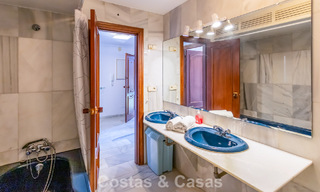 Duplex penthouse avec vue mer à vendre dans une résidence sécurisée en bord de mer à Puerto Banús, Marbella 782250 