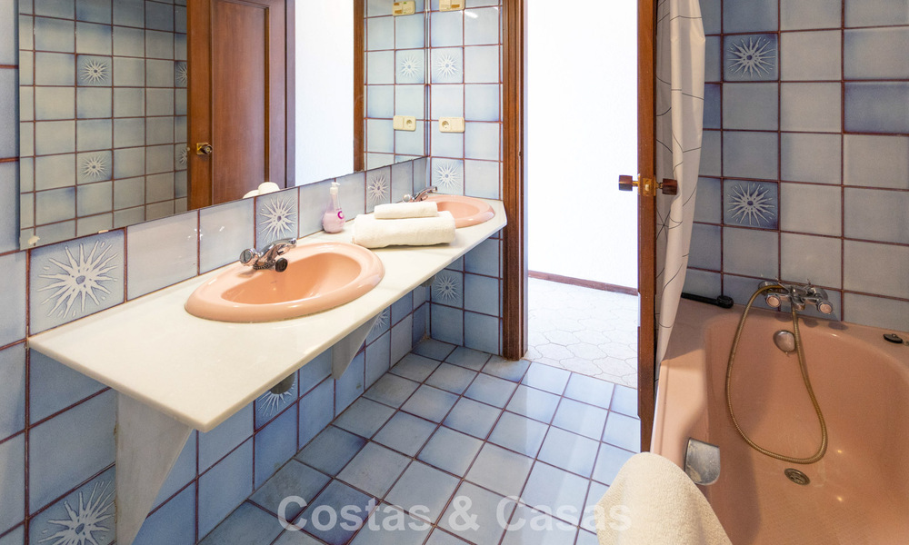 Duplex penthouse avec vue mer à vendre dans une résidence sécurisée en bord de mer à Puerto Banús, Marbella 782251