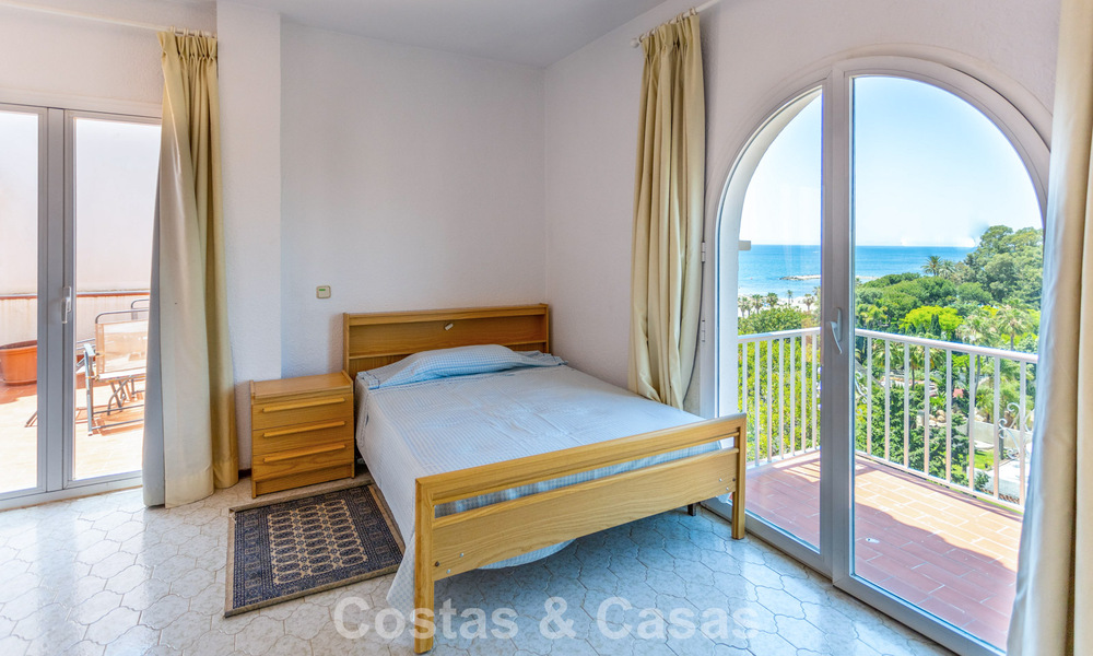 Duplex penthouse avec vue mer à vendre dans une résidence sécurisée en bord de mer à Puerto Banús, Marbella 782254