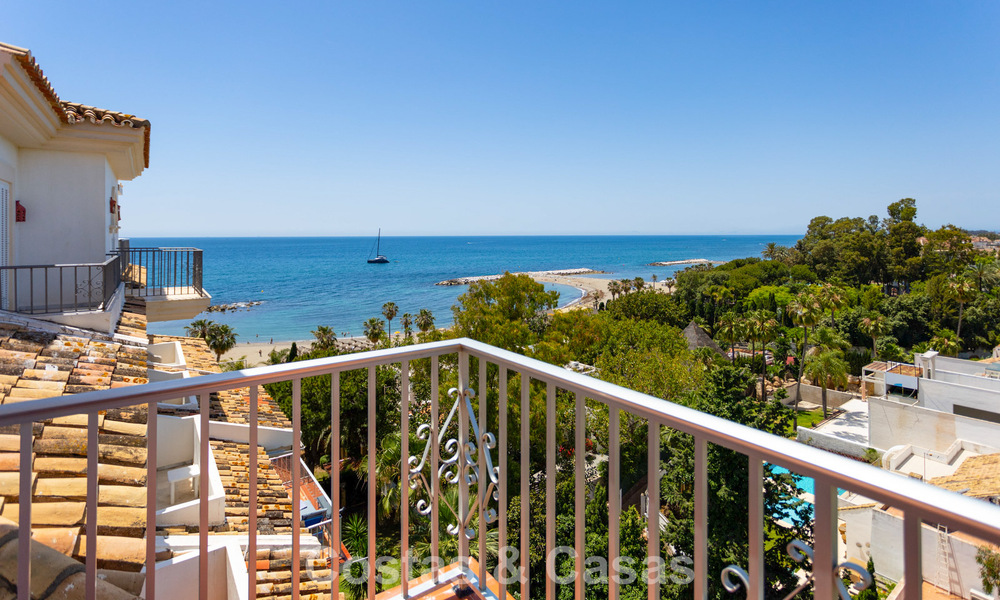 Duplex penthouse avec vue mer à vendre dans une résidence sécurisée en bord de mer à Puerto Banús, Marbella 782256