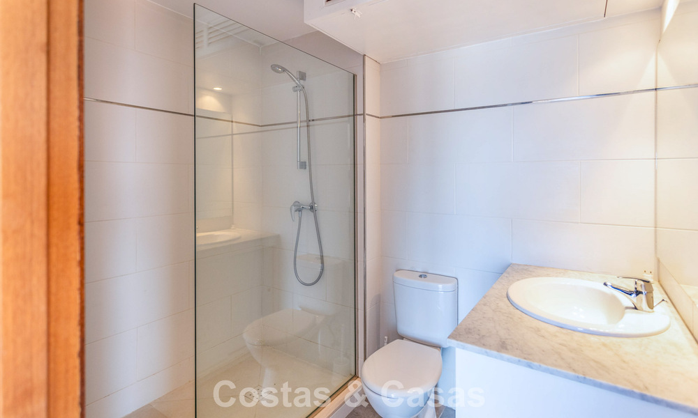 Duplex penthouse avec vue mer à vendre dans une résidence sécurisée en bord de mer à Puerto Banús, Marbella 782257