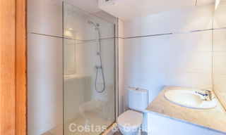 Duplex penthouse avec vue mer à vendre dans une résidence sécurisée en bord de mer à Puerto Banús, Marbella 782257 