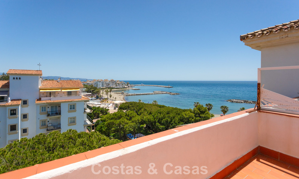 Duplex penthouse avec vue mer à vendre dans une résidence sécurisée en bord de mer à Puerto Banús, Marbella 782258