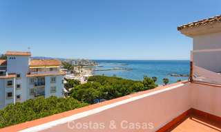 Duplex penthouse avec vue mer à vendre dans une résidence sécurisée en bord de mer à Puerto Banús, Marbella 782258 