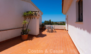 Duplex penthouse avec vue mer à vendre dans une résidence sécurisée en bord de mer à Puerto Banús, Marbella 782259 