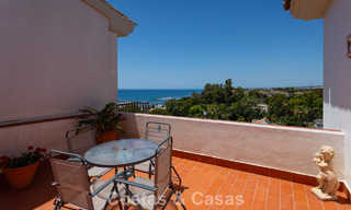 Duplex penthouse avec vue mer à vendre dans une résidence sécurisée en bord de mer à Puerto Banús, Marbella 782260 