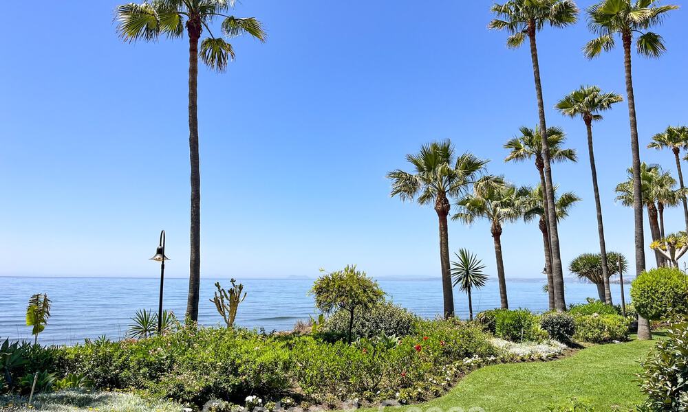 Appartement de luxe rénové avec vue dégagée sur la mer à vendre, en première ligne de plage, entre Marbella et Estepona 783412