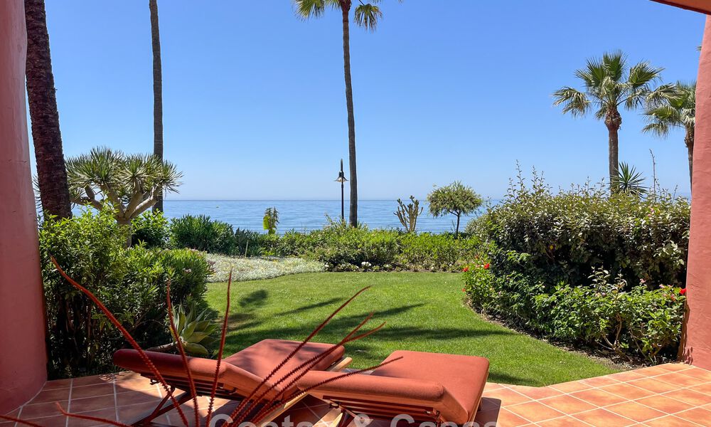 Appartement de luxe rénové avec vue dégagée sur la mer à vendre, en première ligne de plage, entre Marbella et Estepona 783414