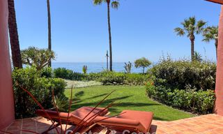 Appartement de luxe rénové avec vue dégagée sur la mer à vendre, en première ligne de plage, entre Marbella et Estepona 783414 