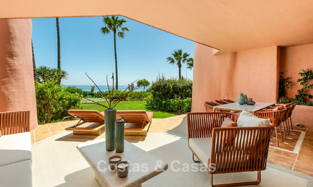 Appartement de luxe rénové avec vue dégagée sur la mer à vendre, en première ligne de plage, entre Marbella et Estepona 783416