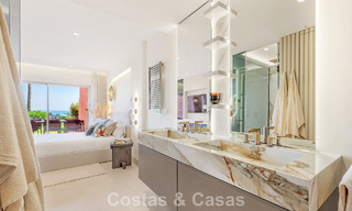 Appartement de luxe rénové avec vue dégagée sur la mer à vendre, en première ligne de plage, entre Marbella et Estepona 783419 