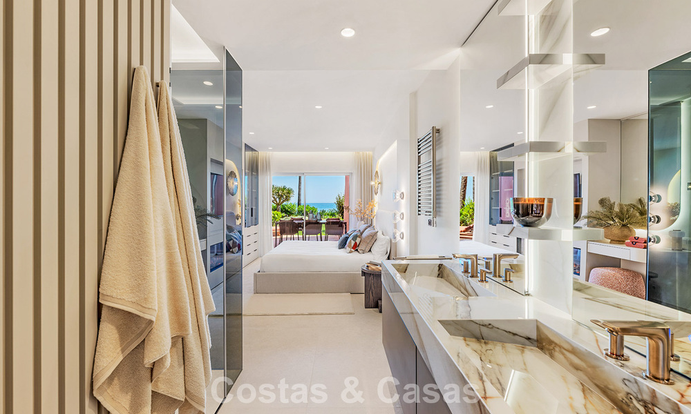 Appartement de luxe rénové avec vue dégagée sur la mer à vendre, en première ligne de plage, entre Marbella et Estepona 783422