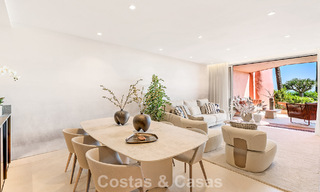Appartement de luxe rénové avec vue dégagée sur la mer à vendre, en première ligne de plage, entre Marbella et Estepona 783427 