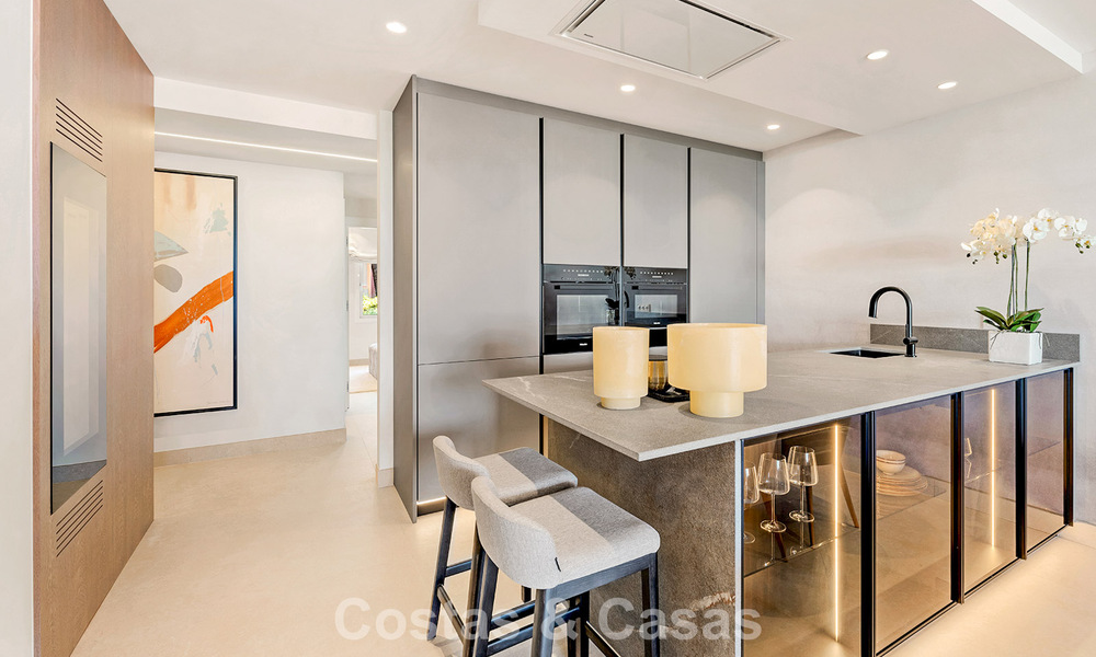 Appartement de luxe rénové avec vue dégagée sur la mer à vendre, en première ligne de plage, entre Marbella et Estepona 783428