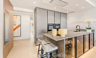 Appartement de luxe rénové avec vue dégagée sur la mer à vendre, en première ligne de plage, entre Marbella et Estepona 783428 