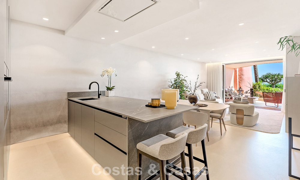 Appartement de luxe rénové avec vue dégagée sur la mer à vendre, en première ligne de plage, entre Marbella et Estepona 783430