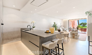 Appartement de luxe rénové avec vue dégagée sur la mer à vendre, en première ligne de plage, entre Marbella et Estepona 783430 