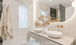 Appartement de luxe rénové avec vue dégagée sur la mer à vendre, en première ligne de plage, entre Marbella et Estepona 783432 