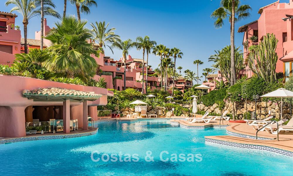 Appartement de luxe rénové avec vue dégagée sur la mer à vendre, en première ligne de plage, entre Marbella et Estepona 783433