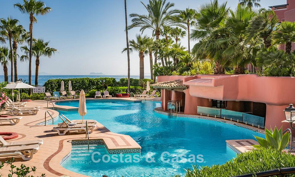 Appartement de luxe rénové avec vue dégagée sur la mer à vendre, en première ligne de plage, entre Marbella et Estepona 783434